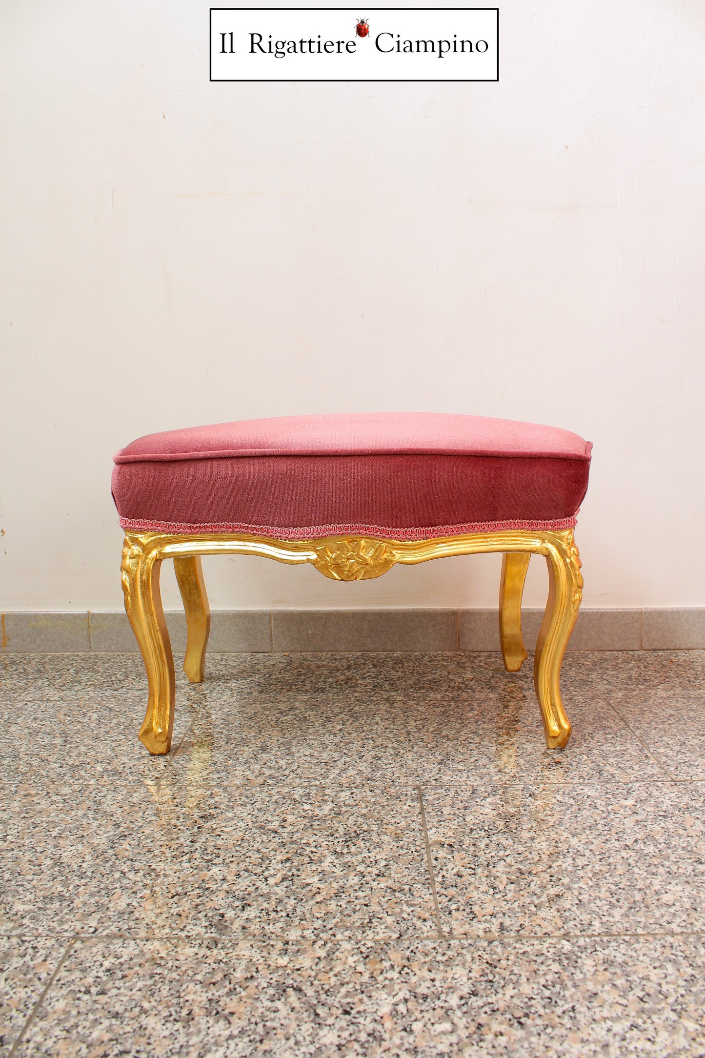 Sgabello in velluto rosa e foglia oro