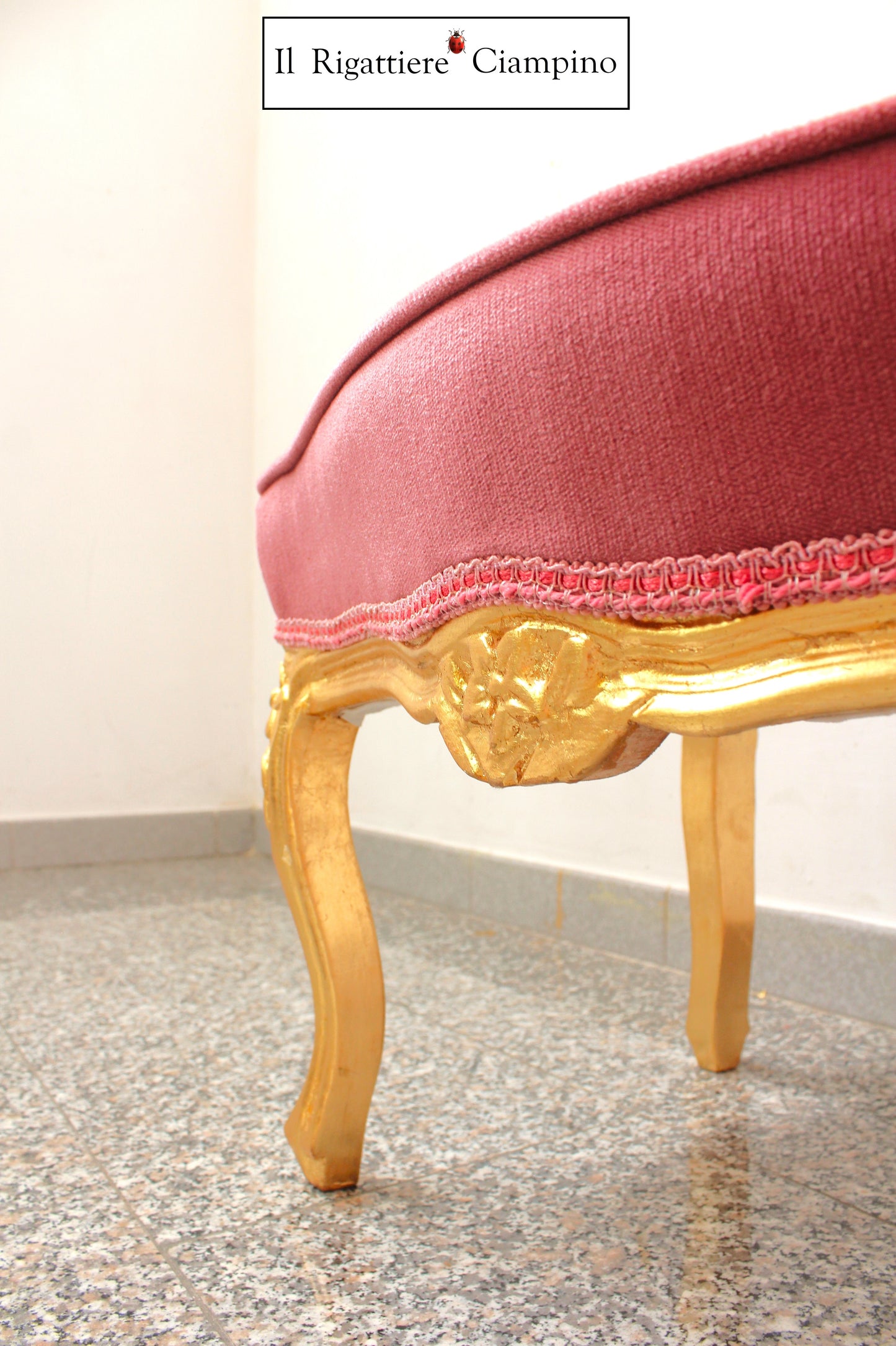 Sgabello in velluto rosa e foglia oro