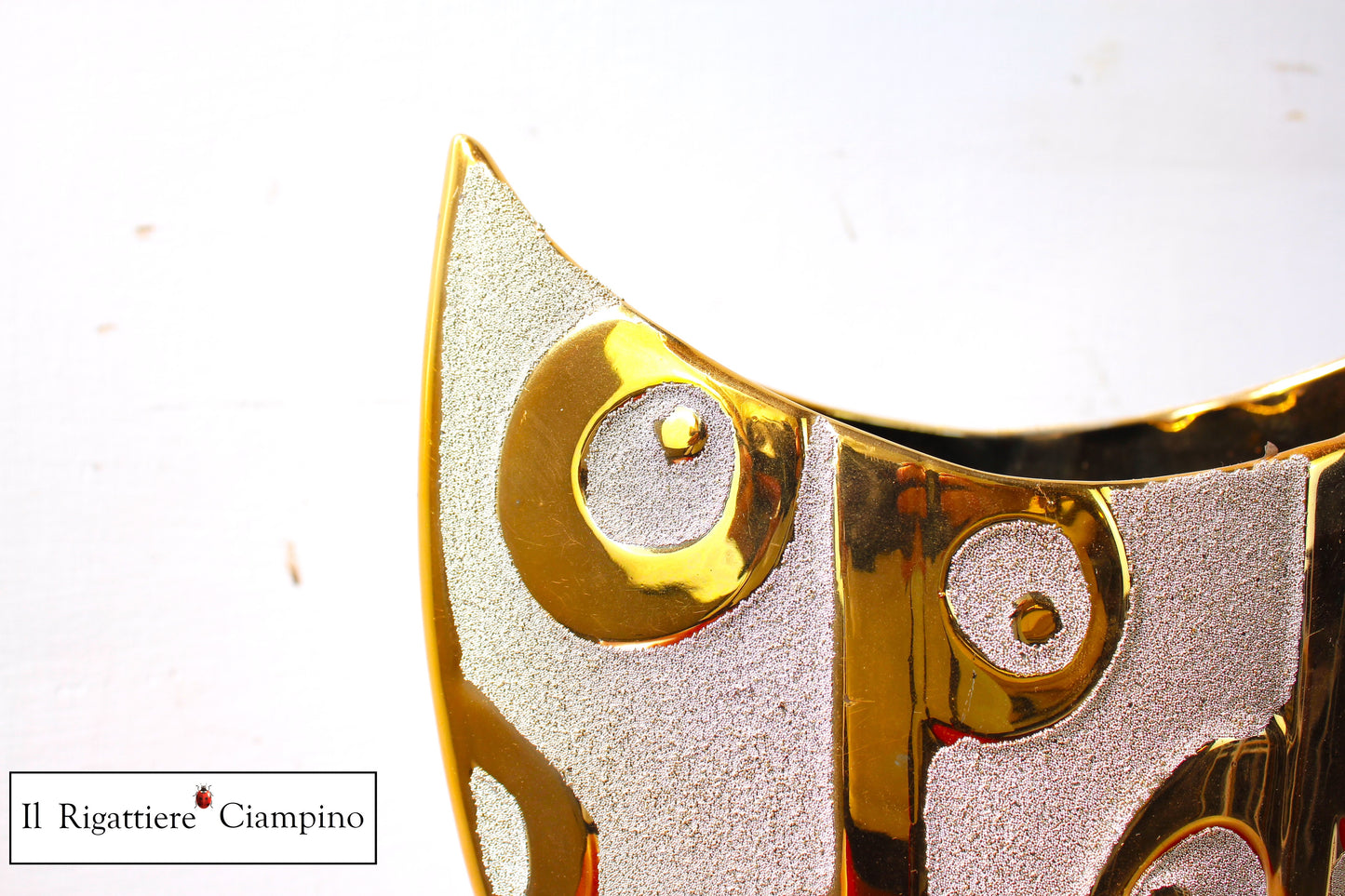 Vaso in ceramica sabbiato con rifiniture oro