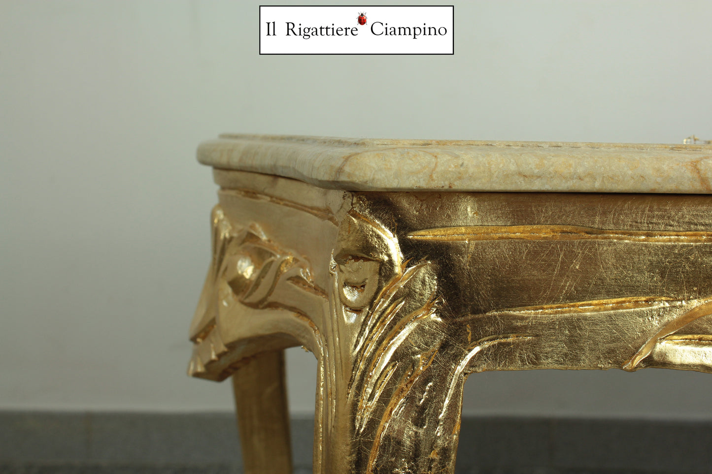 Tavolino in foglia oro con piano in marmo