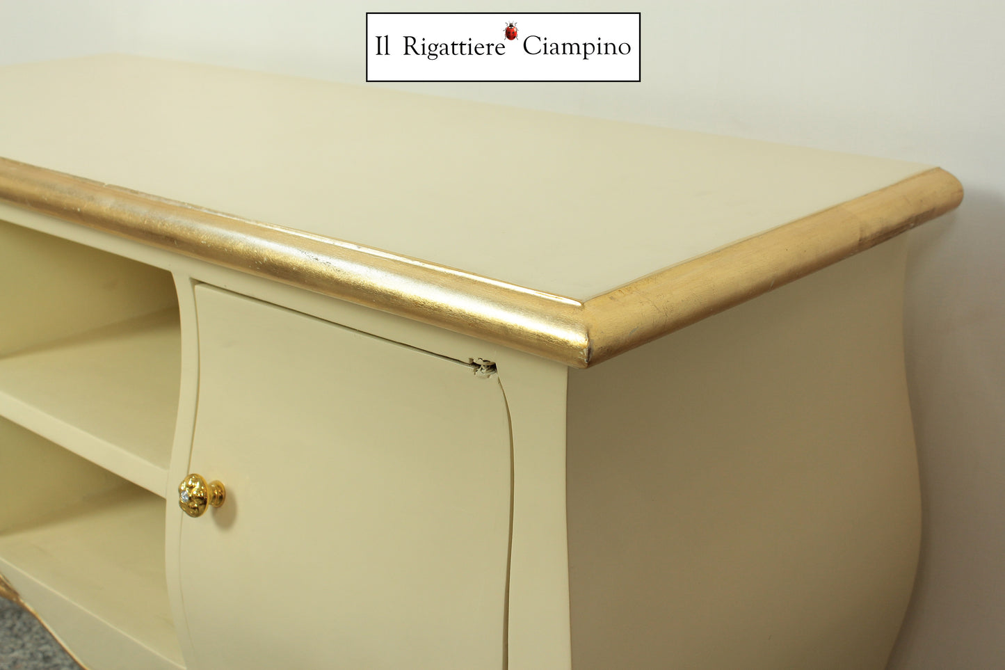 Mobile porta-Tv crema con rifiniture oro