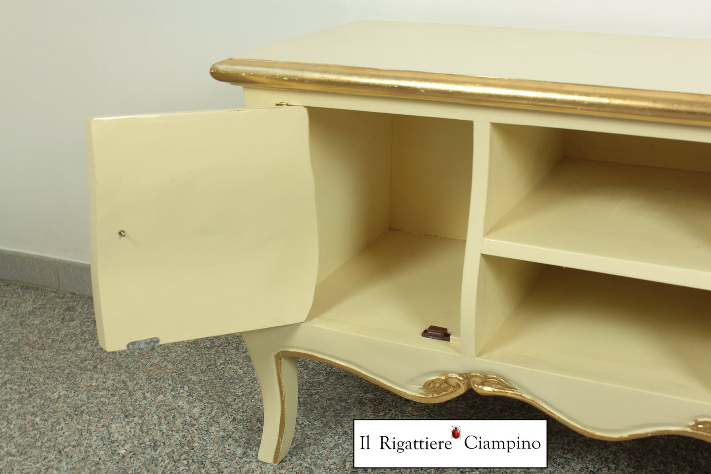 Mobile porta-Tv crema con rifiniture oro