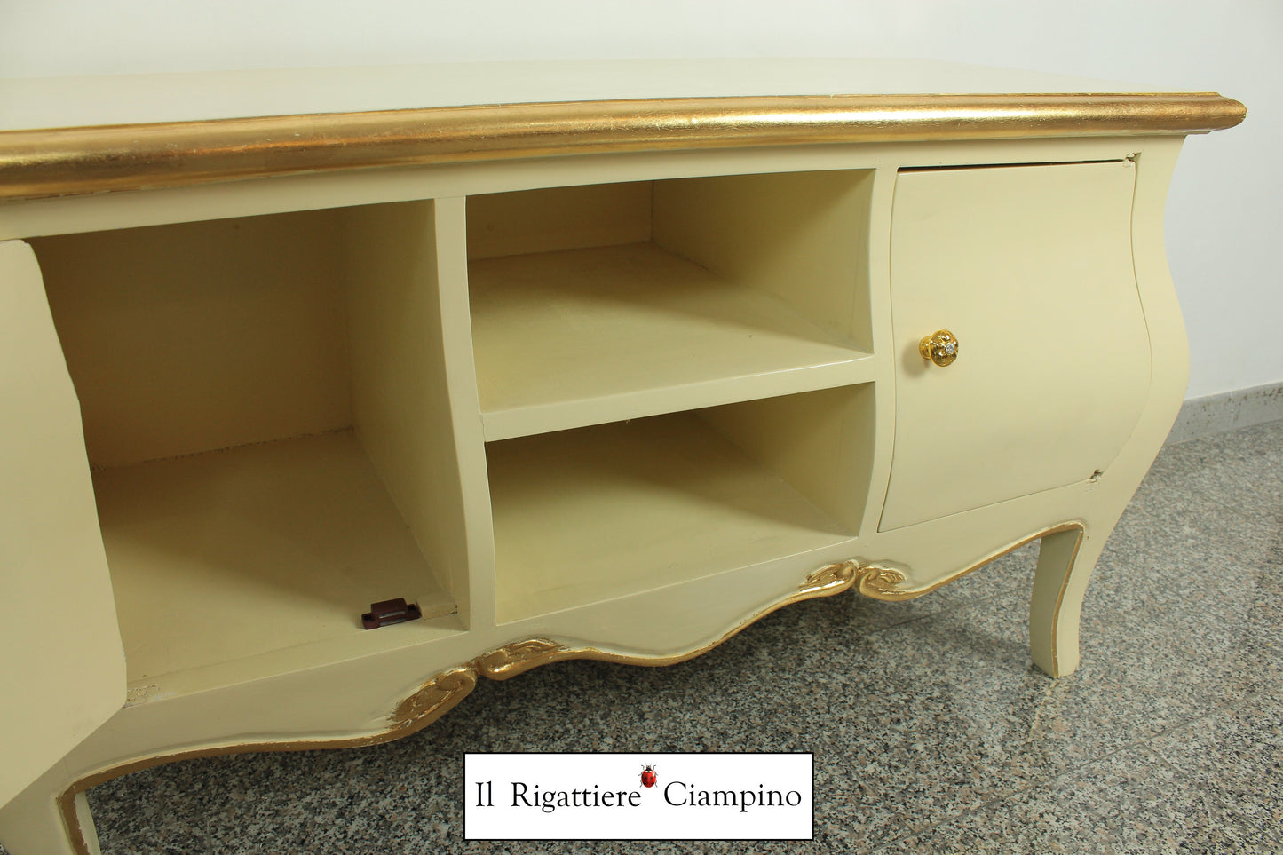 Mobile porta-Tv crema con rifiniture oro