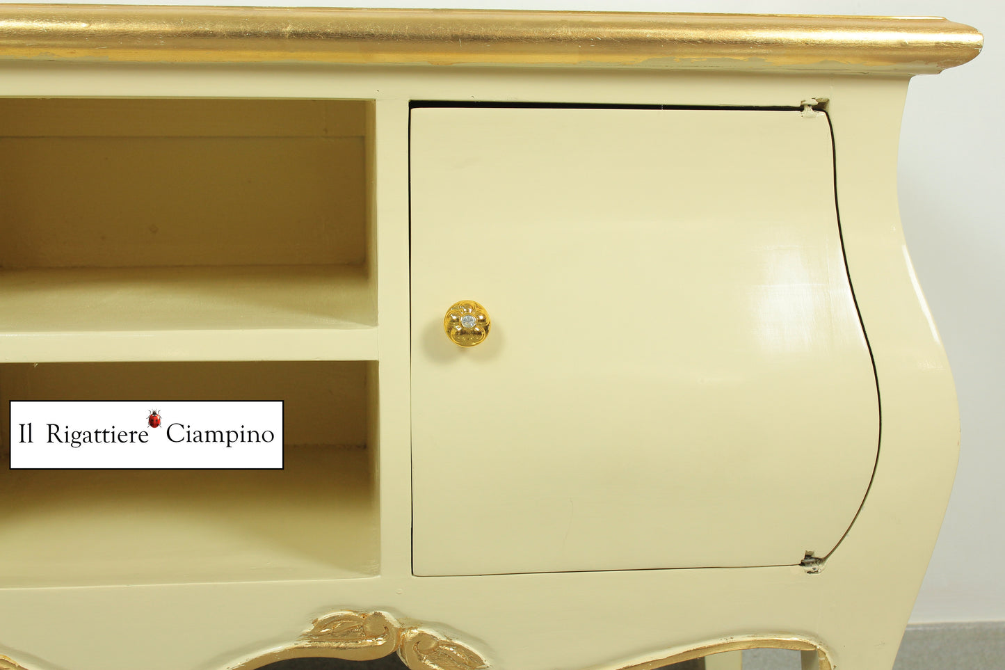 Mobile porta-Tv crema con rifiniture oro