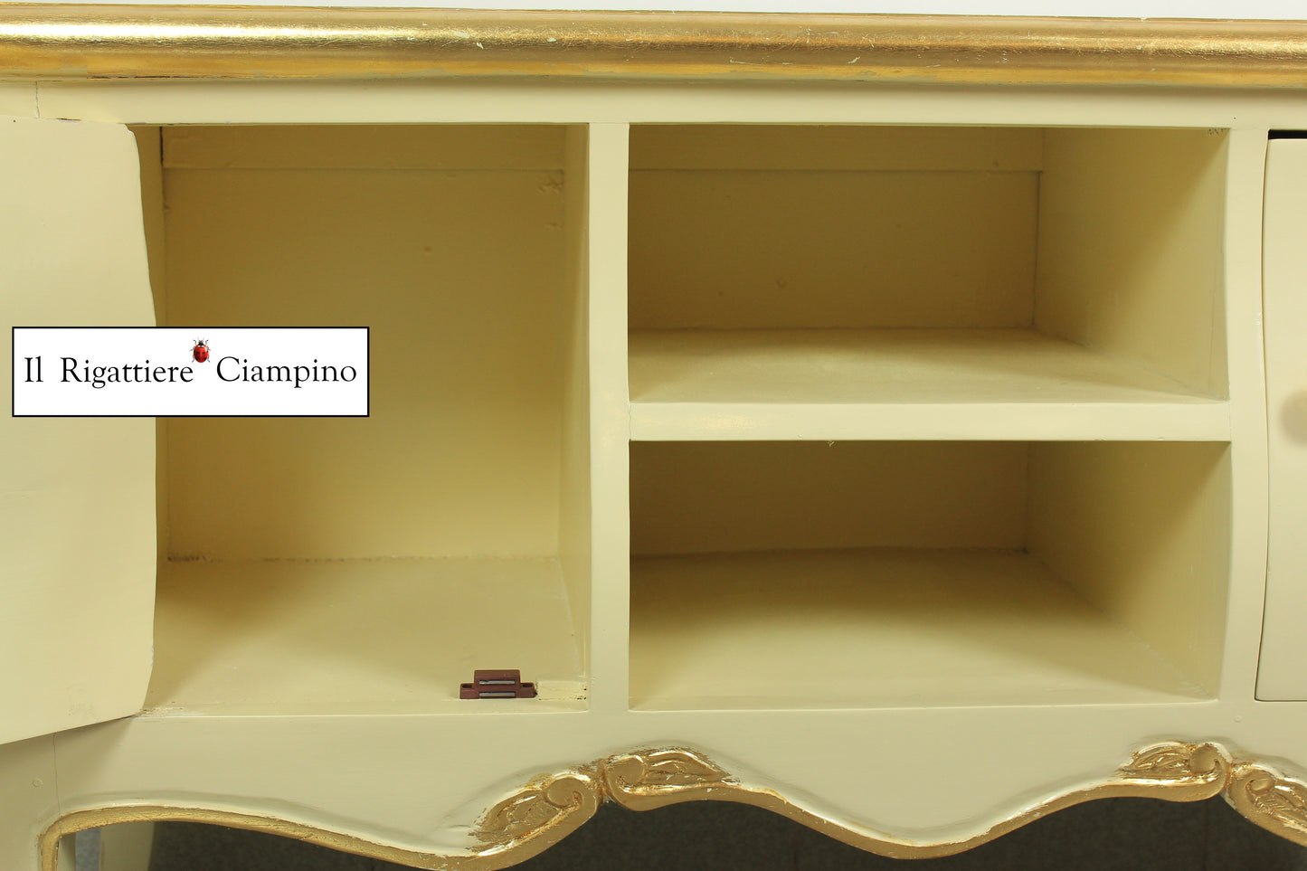 Mobile porta-Tv crema con rifiniture oro