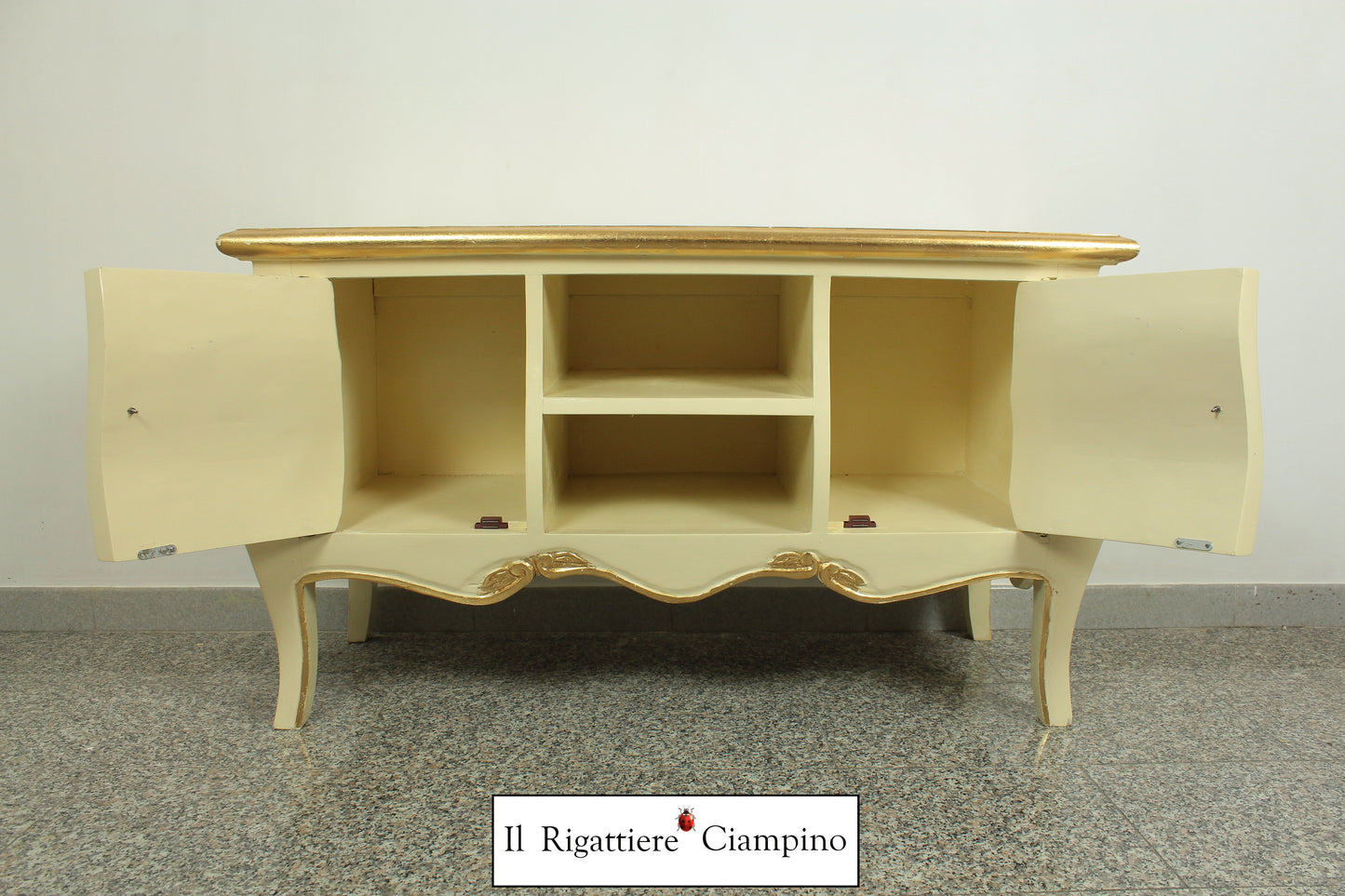 Mobile porta-Tv crema con rifiniture oro