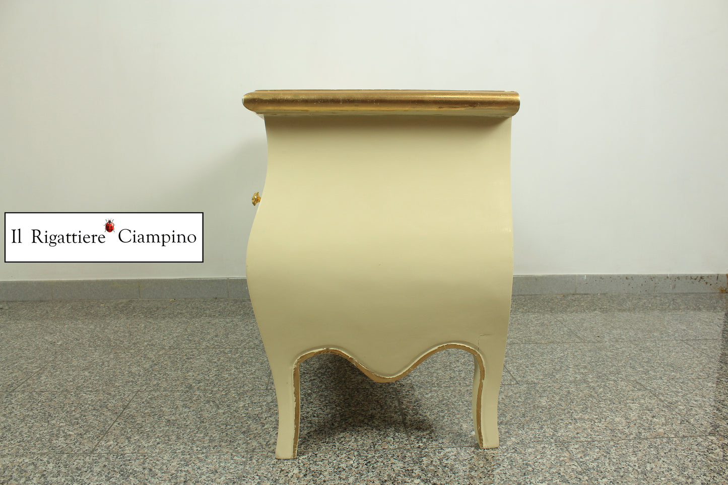 Mobile porta-Tv crema con rifiniture oro