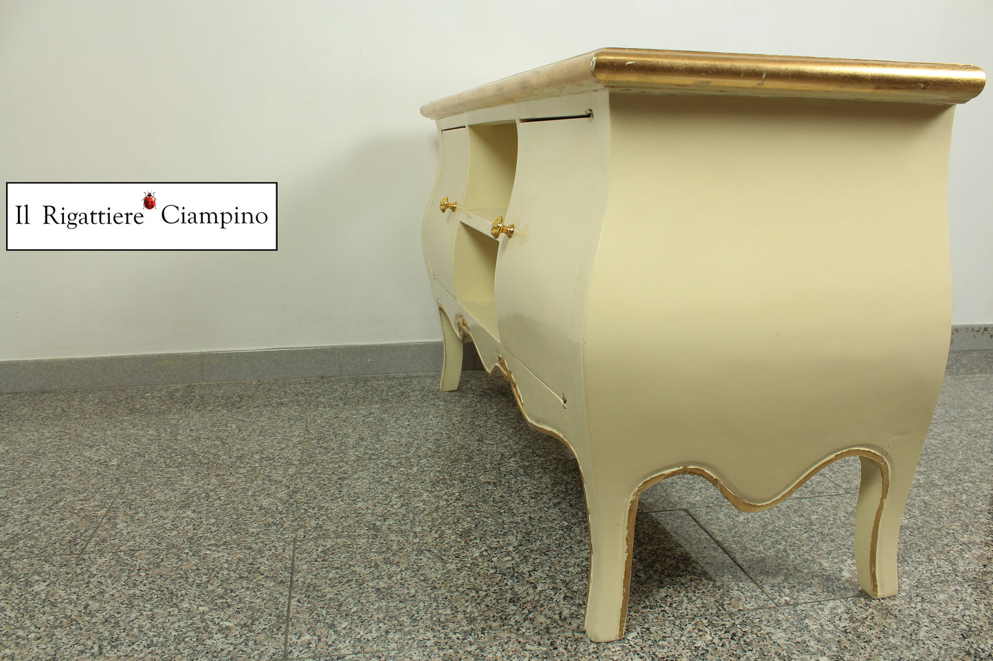 Mobile porta-Tv crema con rifiniture oro