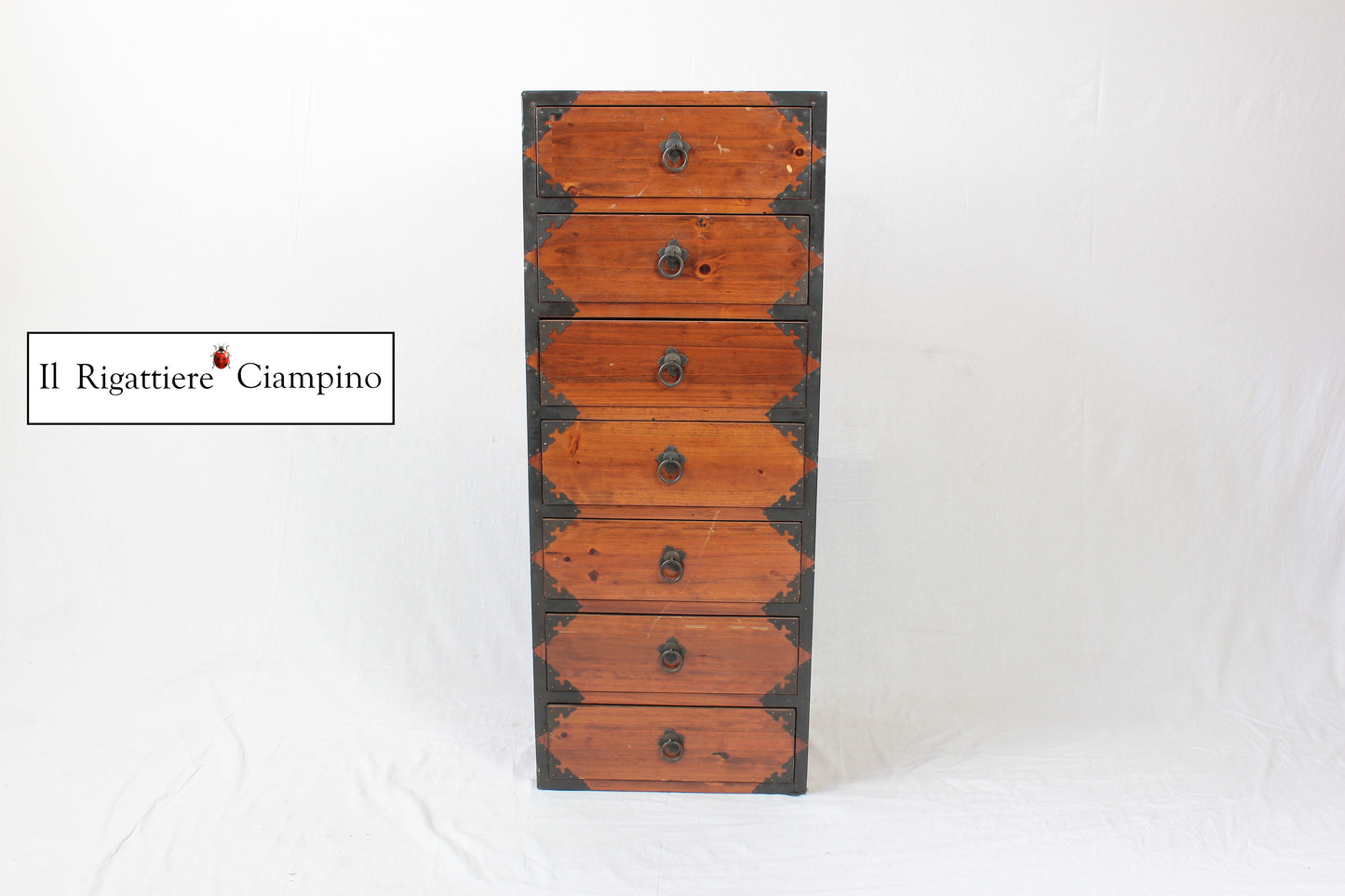 Settimino in stile rustico in legno con rifiniture in metallo