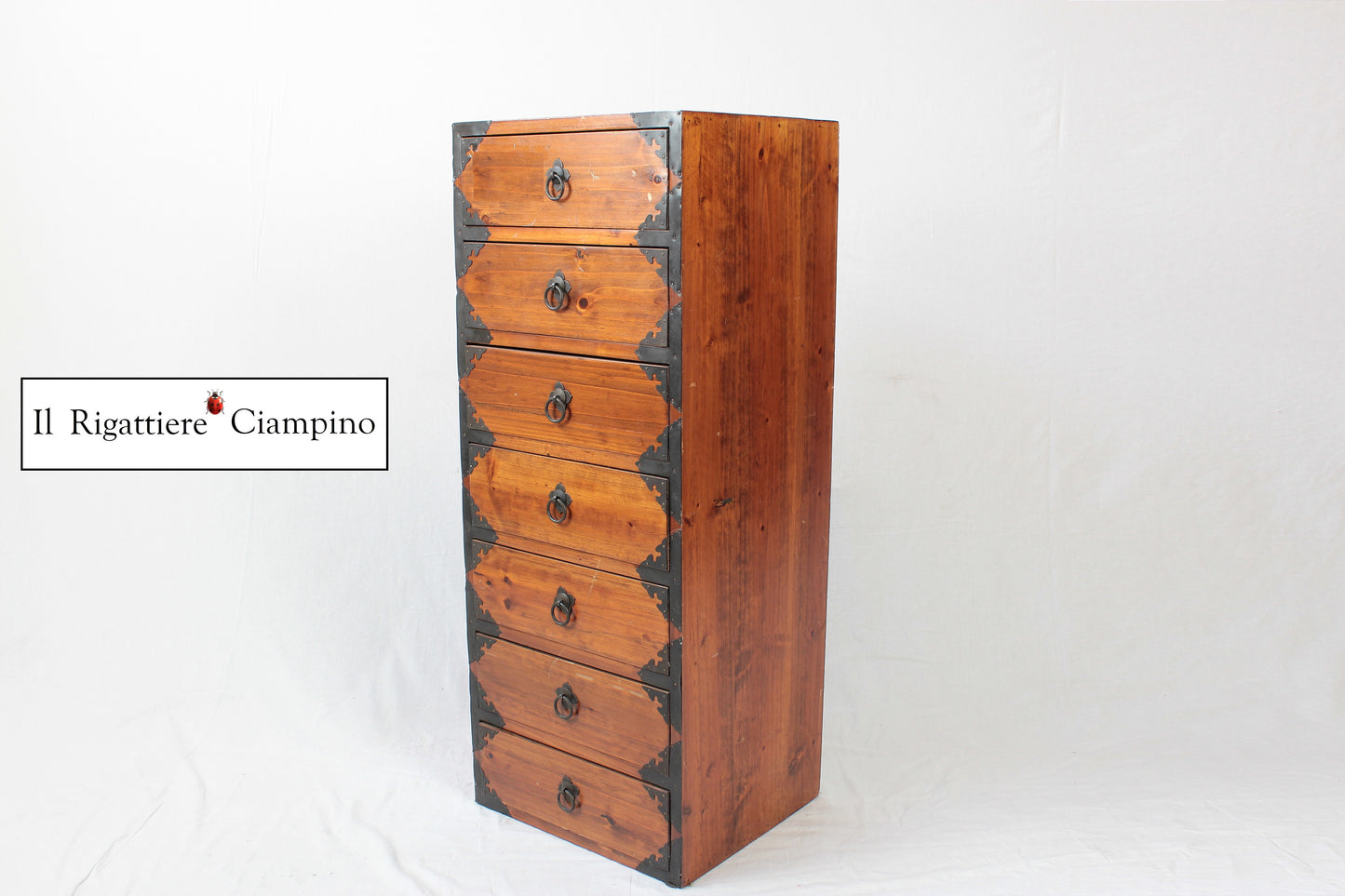 Settimino in stile rustico in legno con rifiniture in metallo