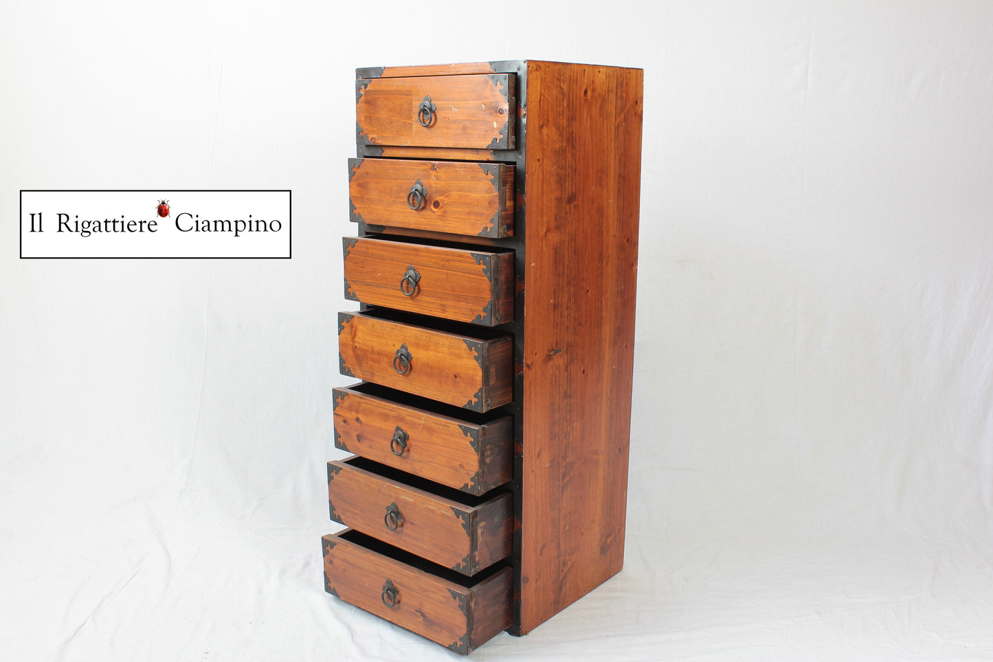 Settimino in stile rustico in legno con rifiniture in metallo