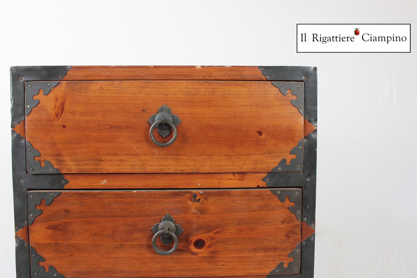 Settimino in stile rustico in legno con rifiniture in metallo