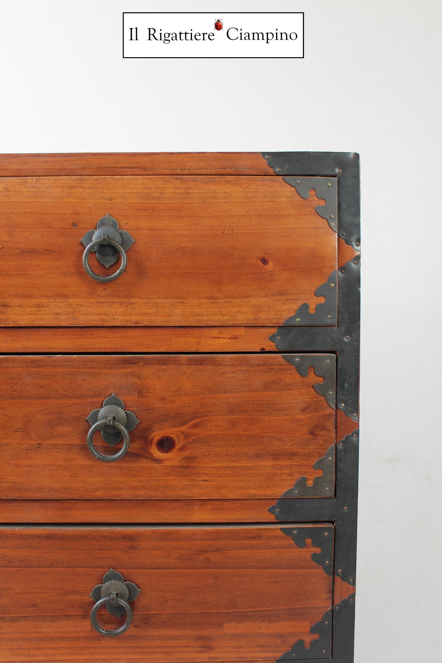 Settimino in stile rustico in legno con rifiniture in metallo