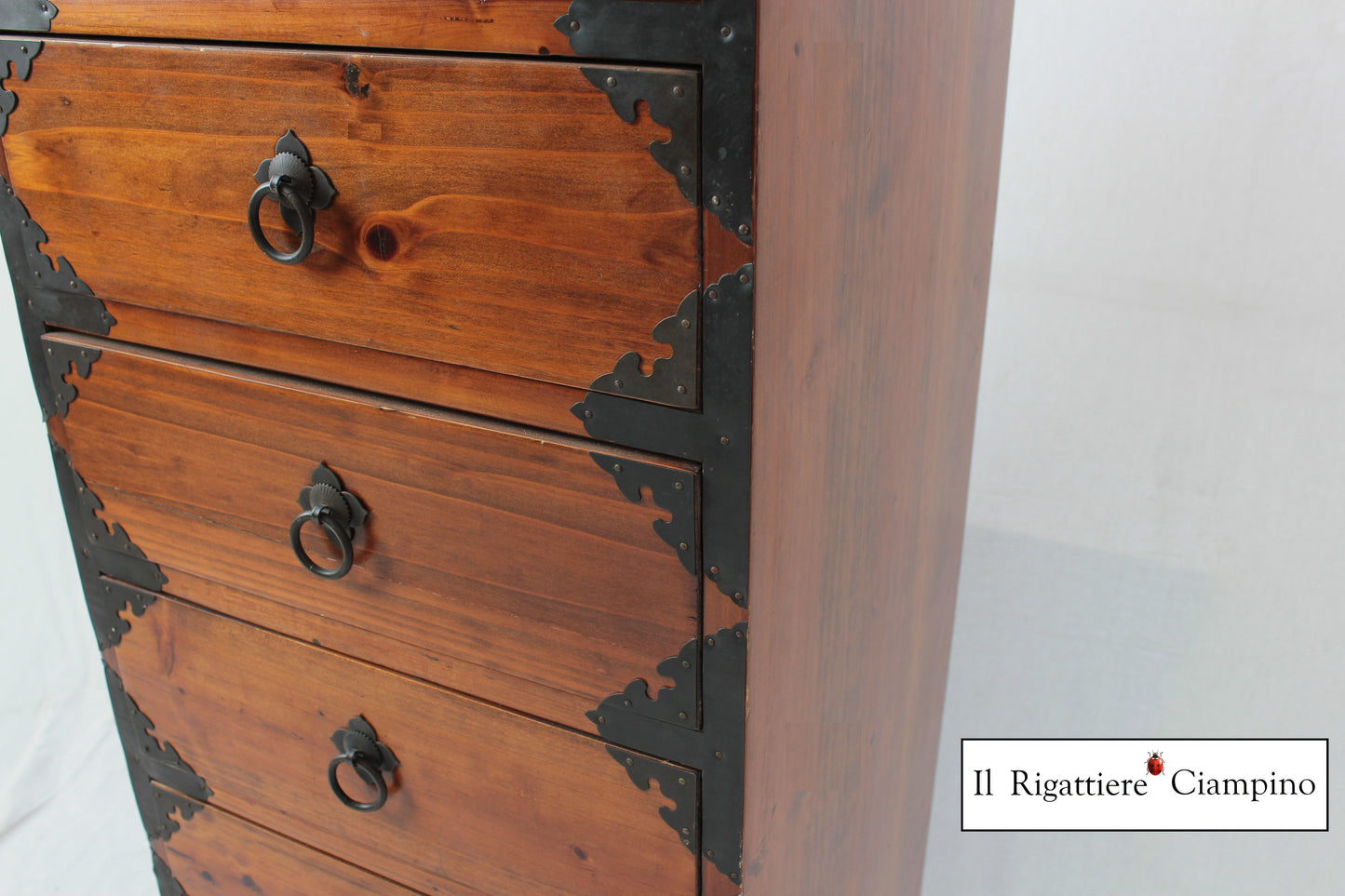 Settimino in stile rustico in legno con rifiniture in metallo