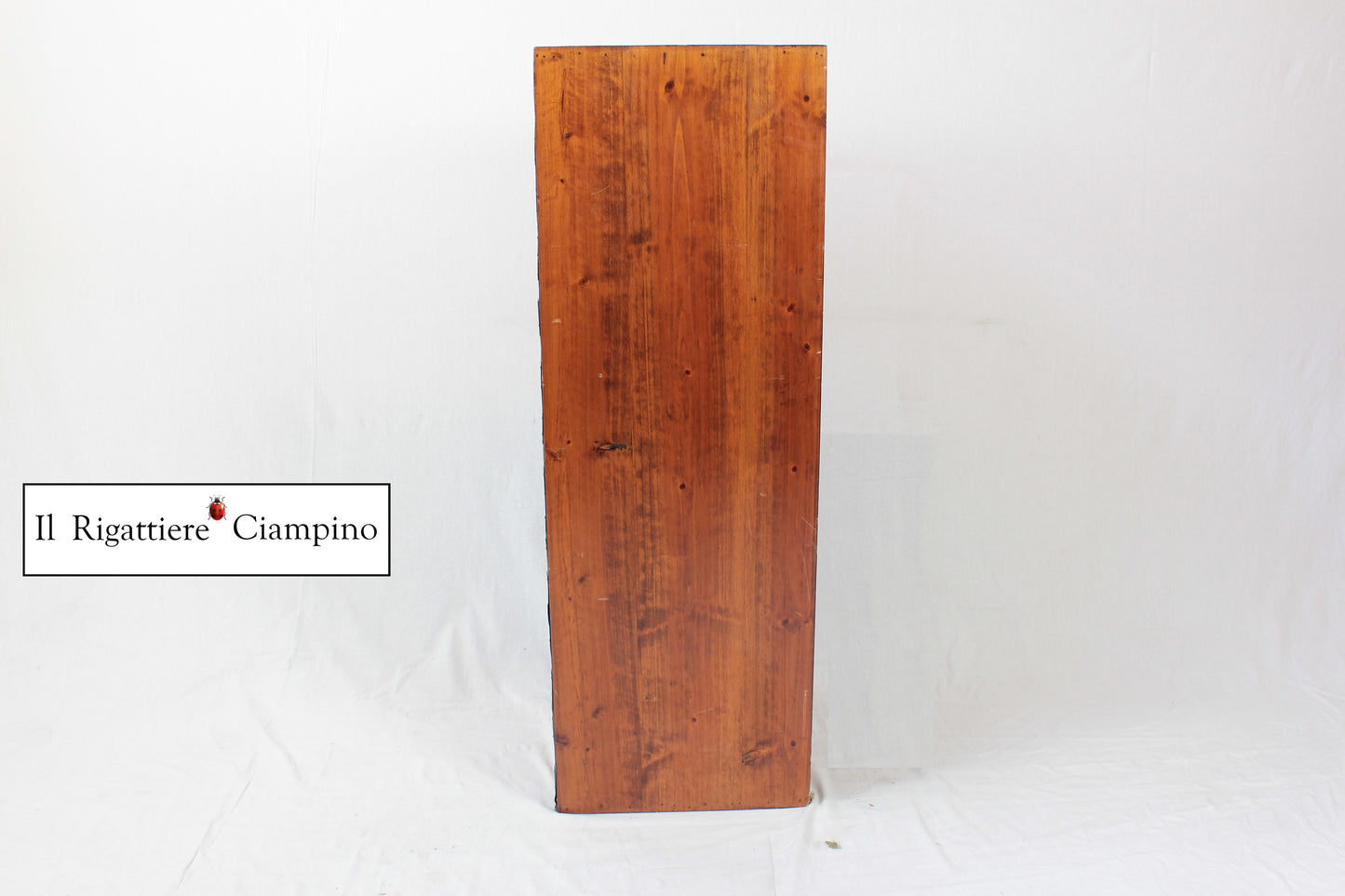 Settimino in stile rustico in legno con rifiniture in metallo