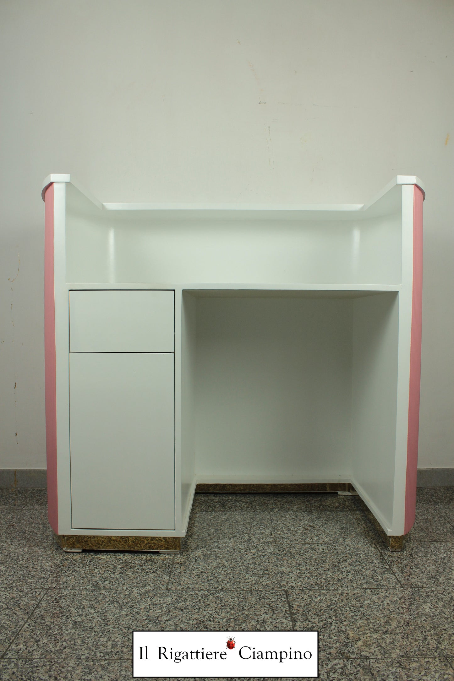 Bancone a costine rosa e bianco laccato