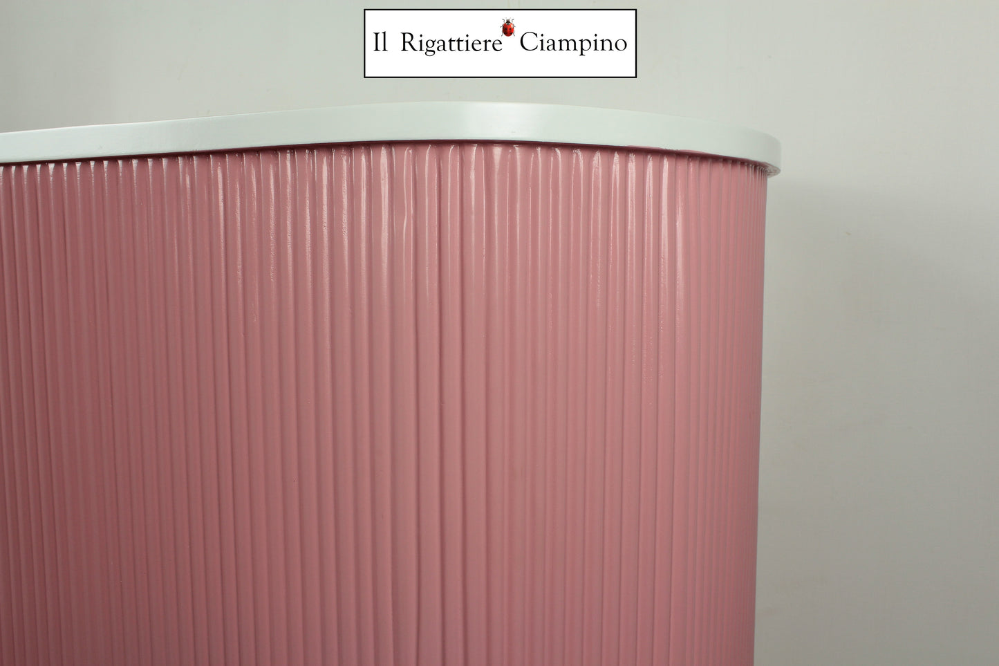 Bancone a costine rosa e bianco laccato