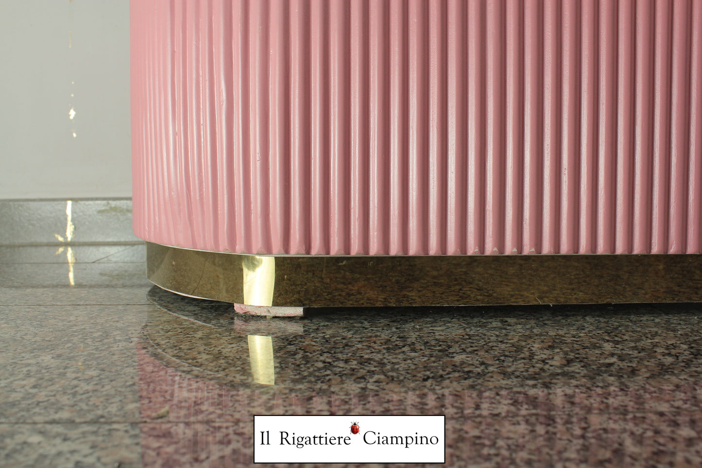 Bancone a costine rosa e bianco laccato