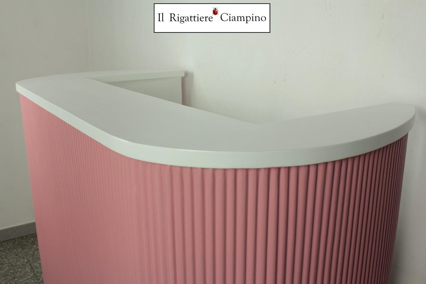 Bancone a costine rosa e bianco laccato