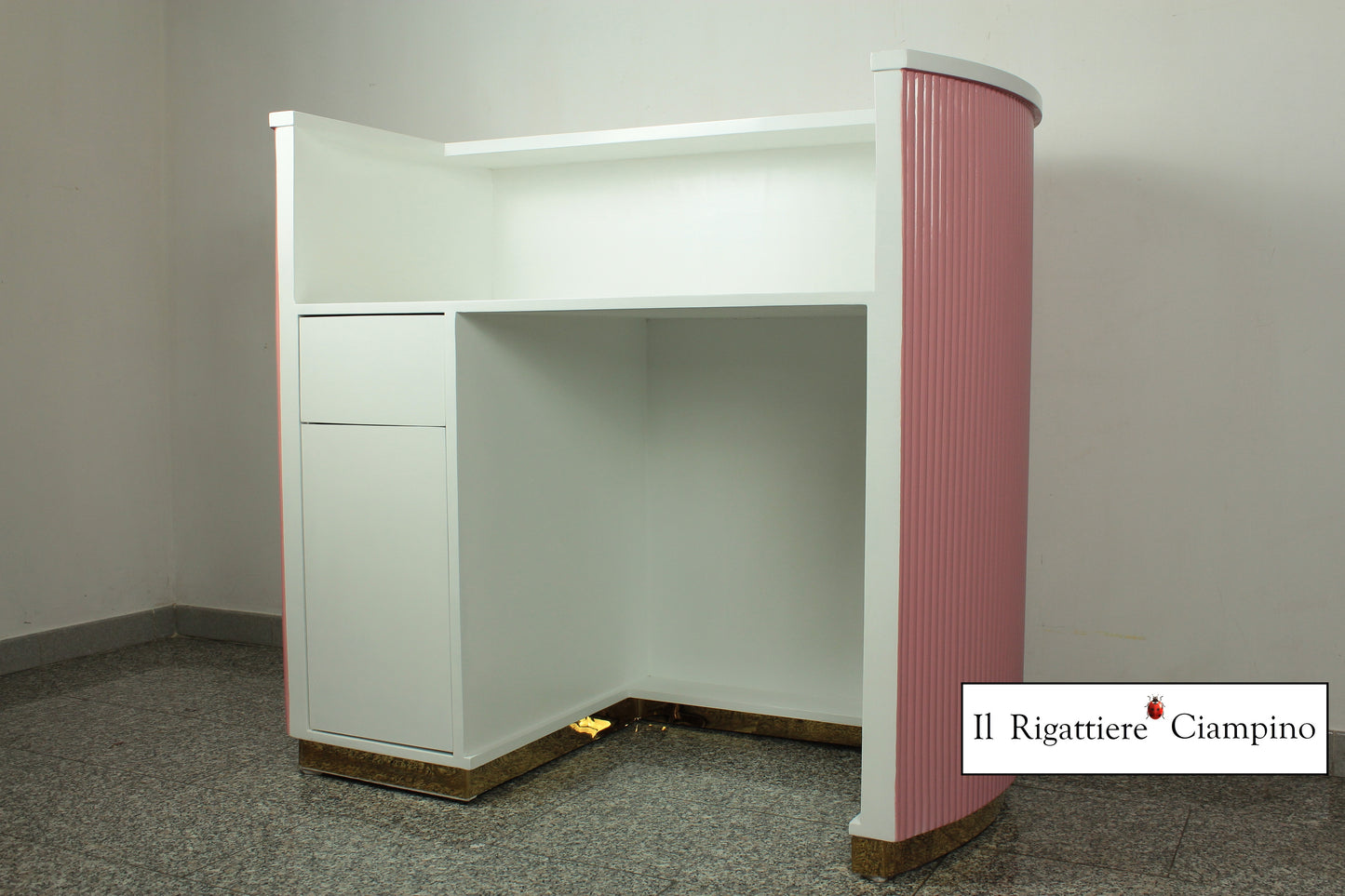 Bancone a costine rosa e bianco laccato