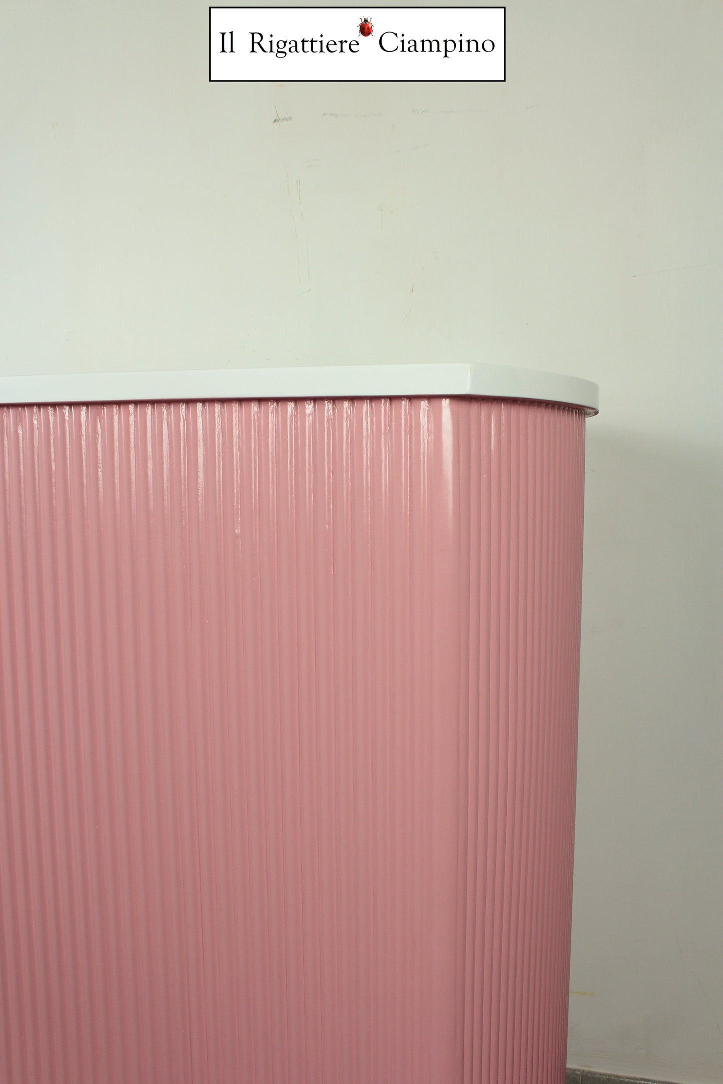 Bancone a costine rosa e bianco laccato