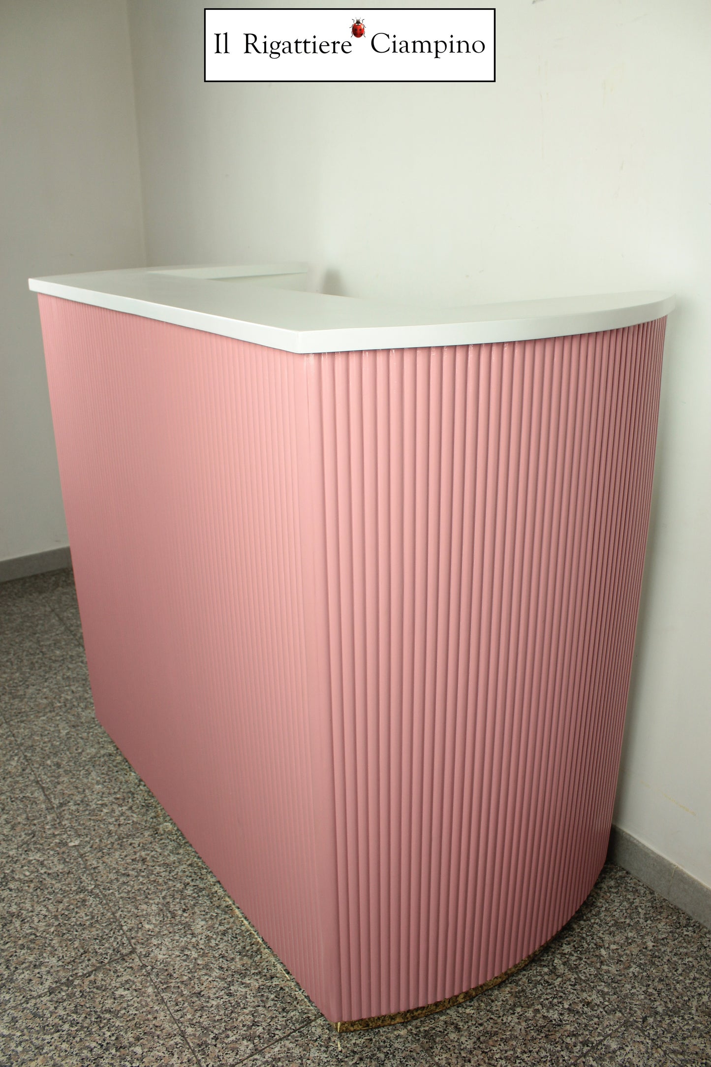 Bancone a costine rosa e bianco laccato