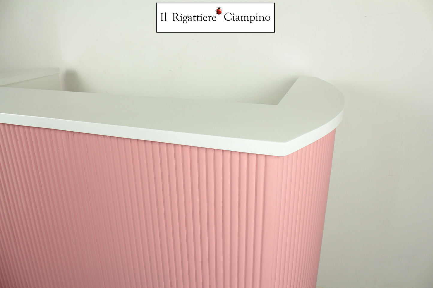 Bancone a costine rosa e bianco laccato