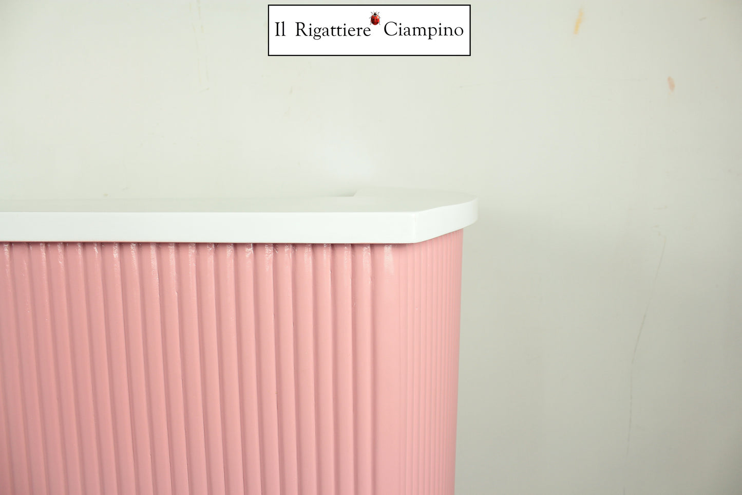 Bancone a costine rosa e bianco laccato