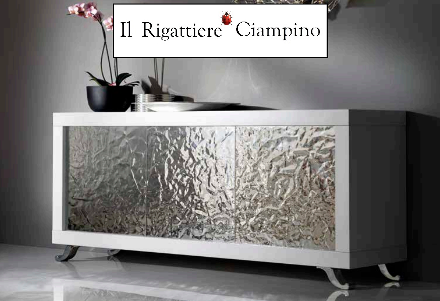 Credenza modello Venezia in legno frassino con ante in acciaio martellato