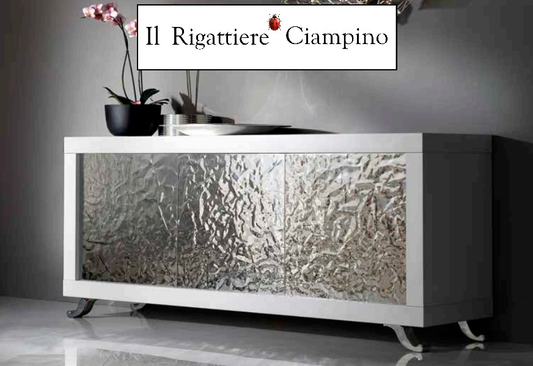 Credenza modello Venezia in legno frassino con ante in acciaio martellato