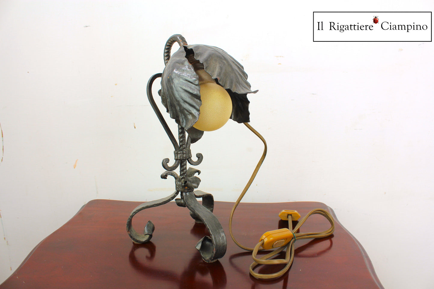 Lampada in ferro battuto foglia