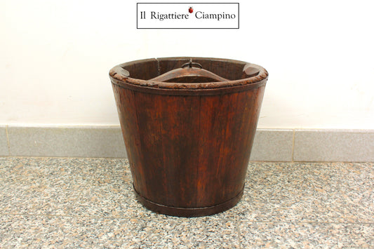 Secchio da pozzo antico in legno