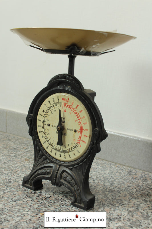 Bilancia antica in ferro battuto