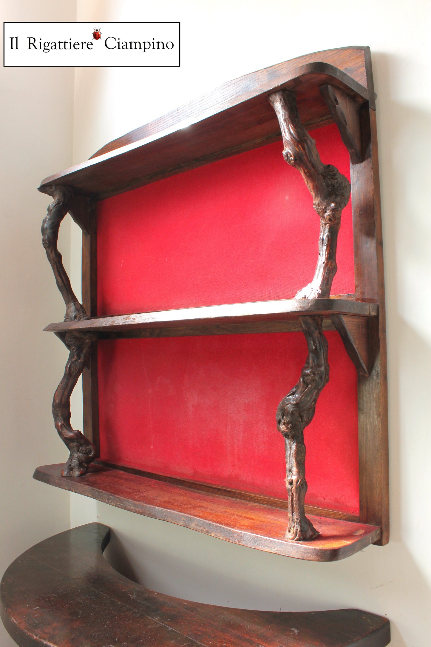 Mobile bar in legno rustico con stoffa rossa