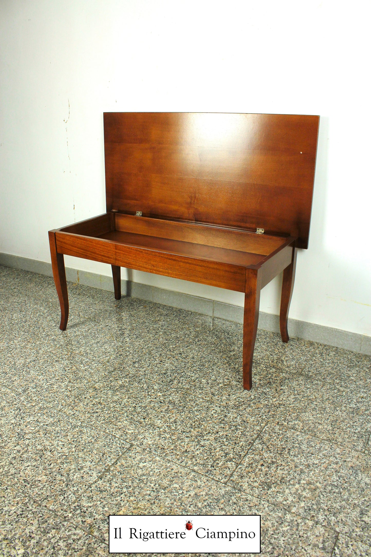 Tavolino contenitore marrone in legno