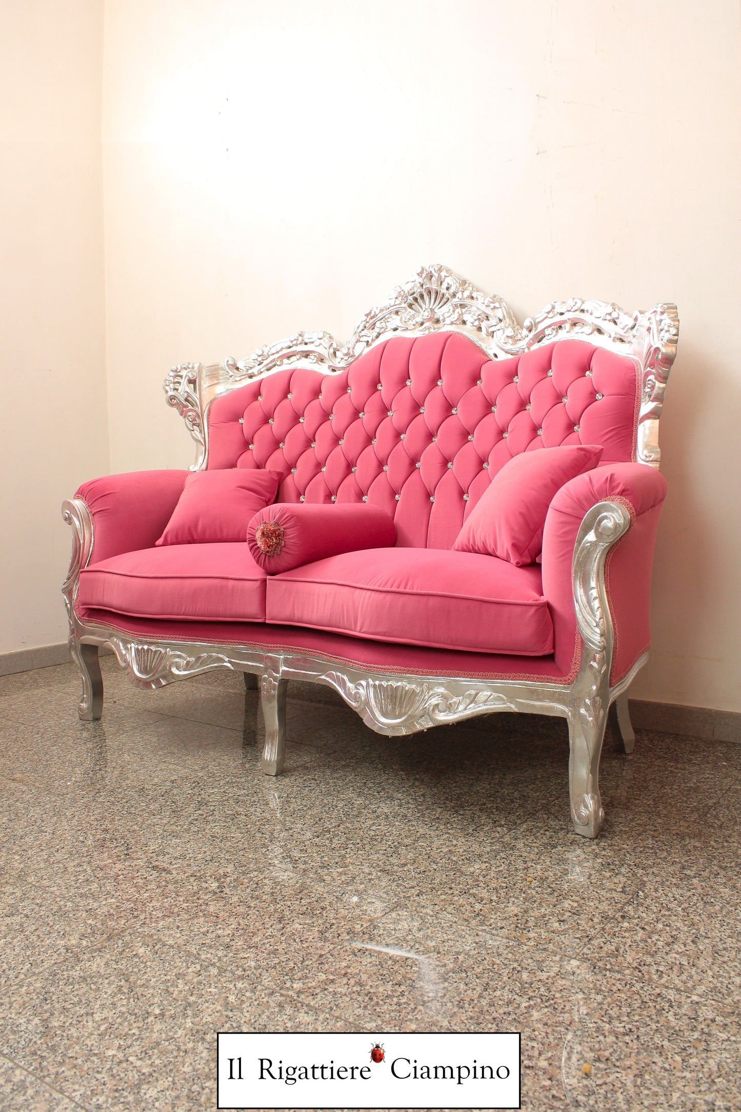 Divano barocco due posti in velluto rosa e argento