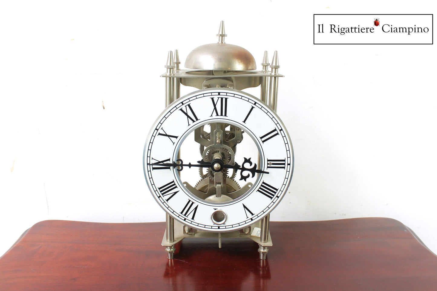 Orologio in metallo con chiave