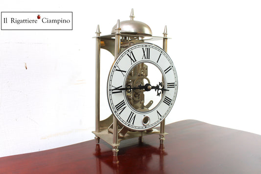 Orologio in metallo con chiave