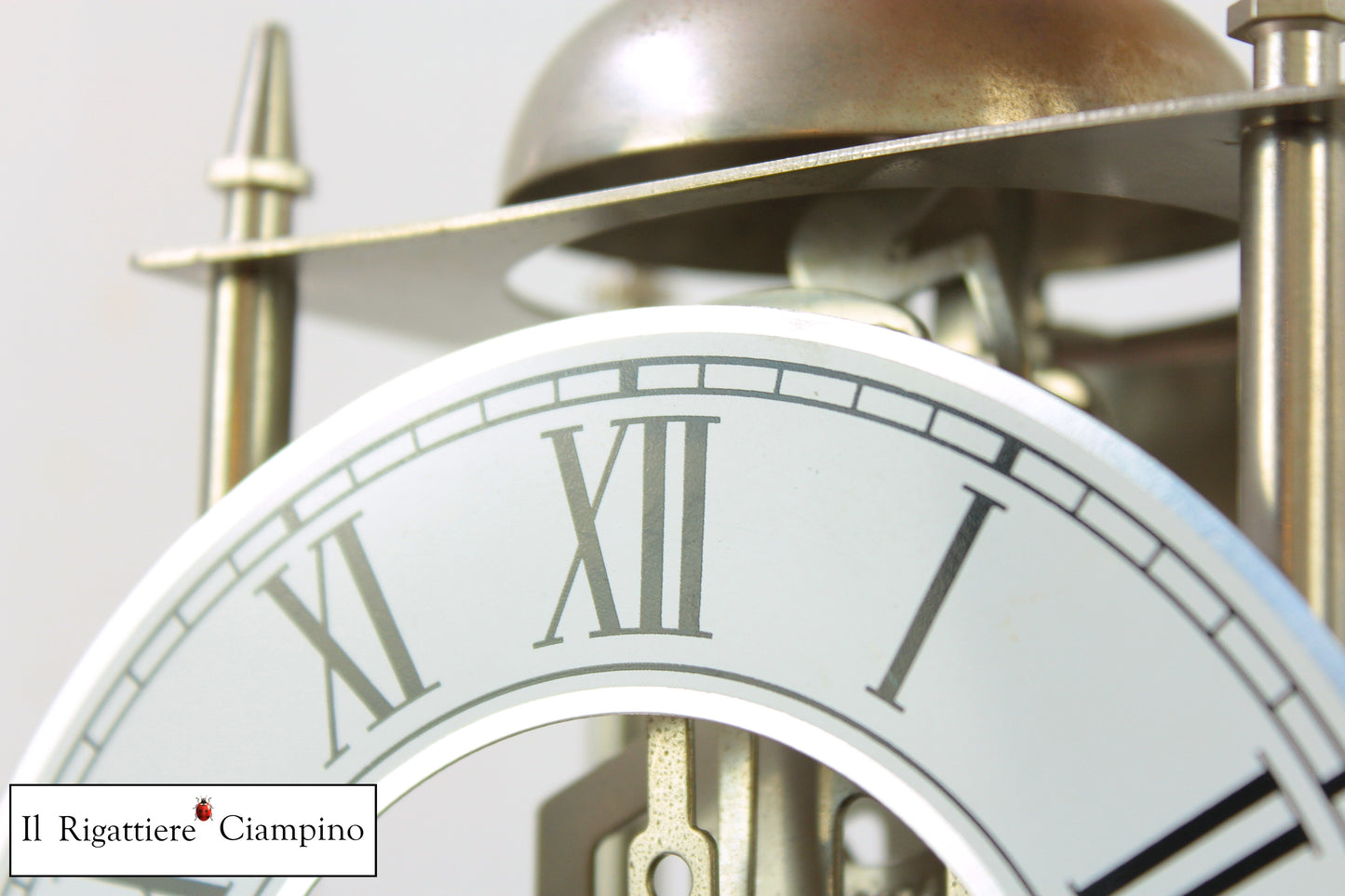 Orologio in metallo con chiave