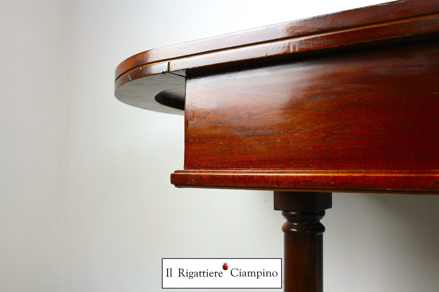Scrivania ovale in legno mogano con cassetto