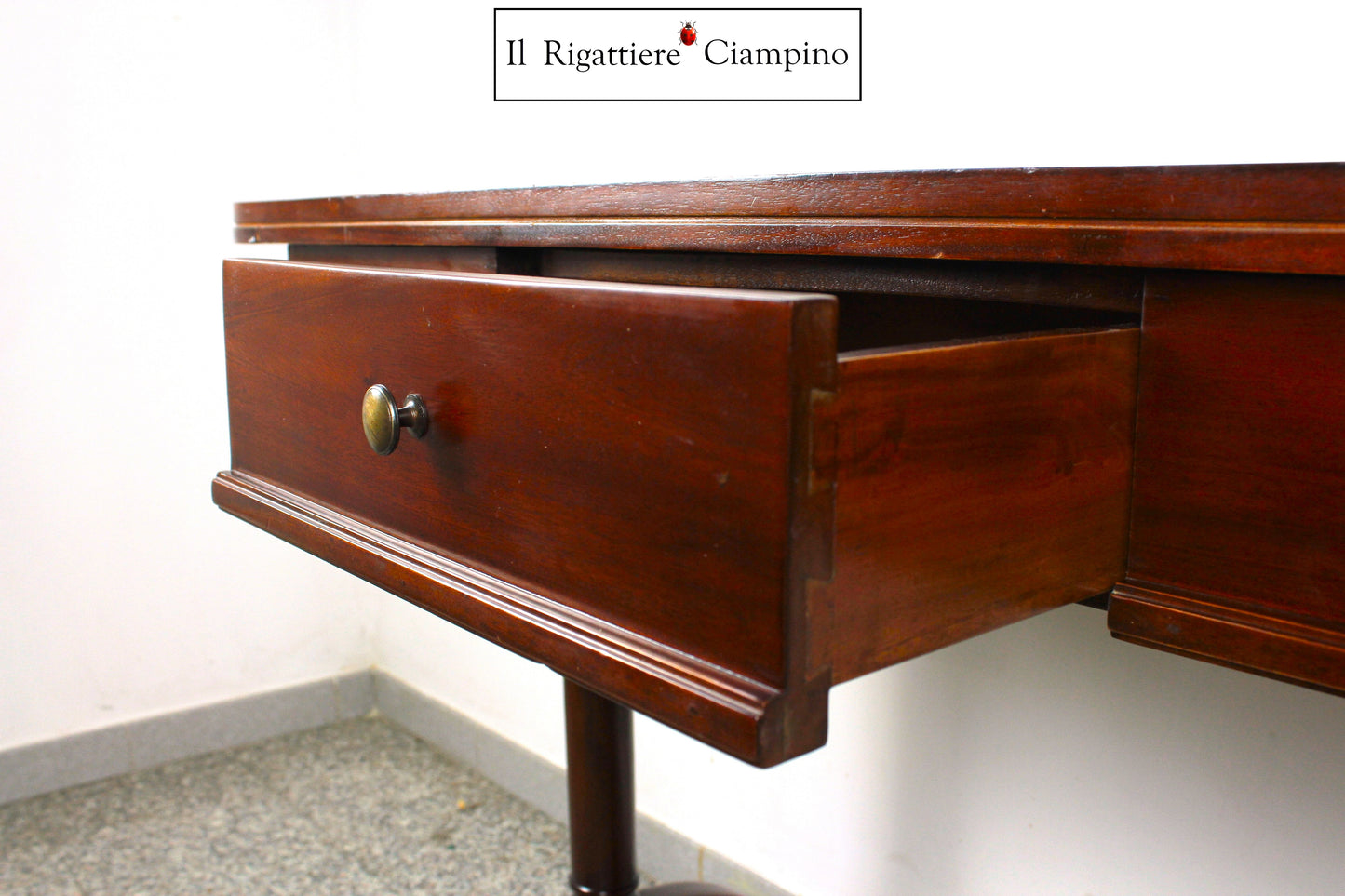Scrivania ovale in legno mogano con cassetto