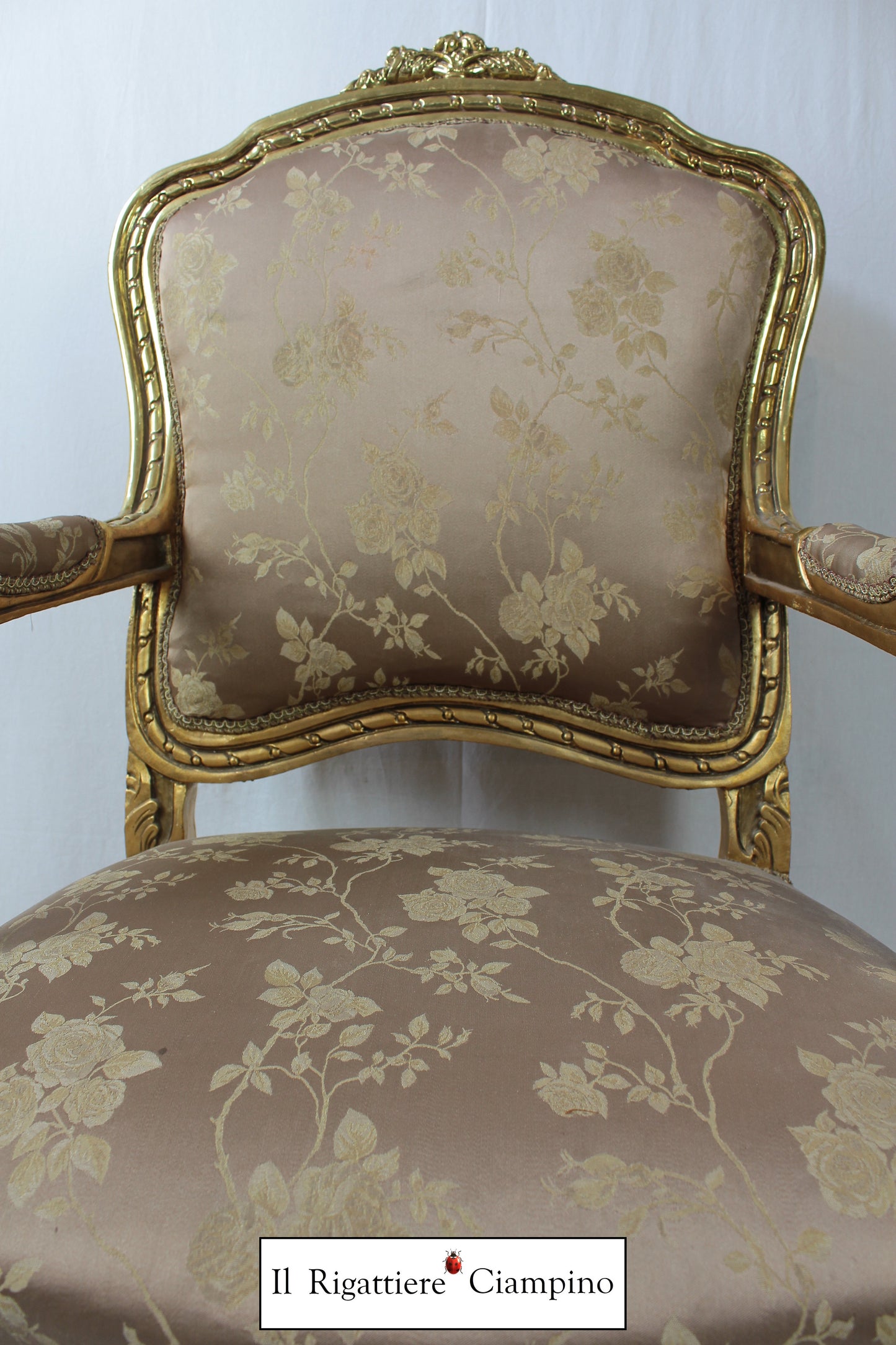 Poltrona in stile barocco in foglia oro e damasco beige