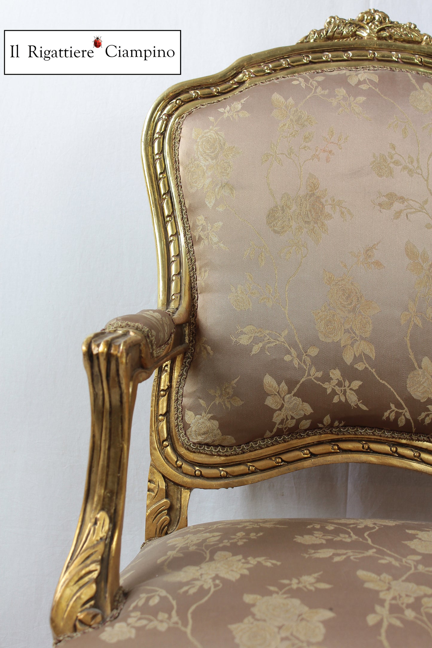 Poltrona in stile barocco in foglia oro e damasco beige