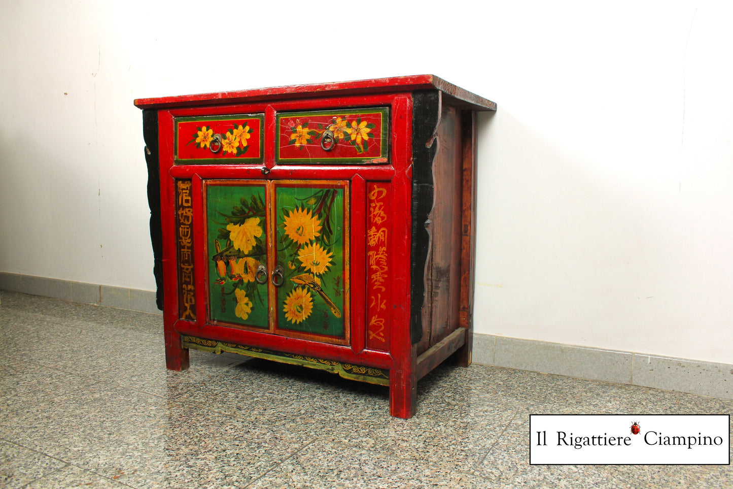 Servante in stile indiano rosso