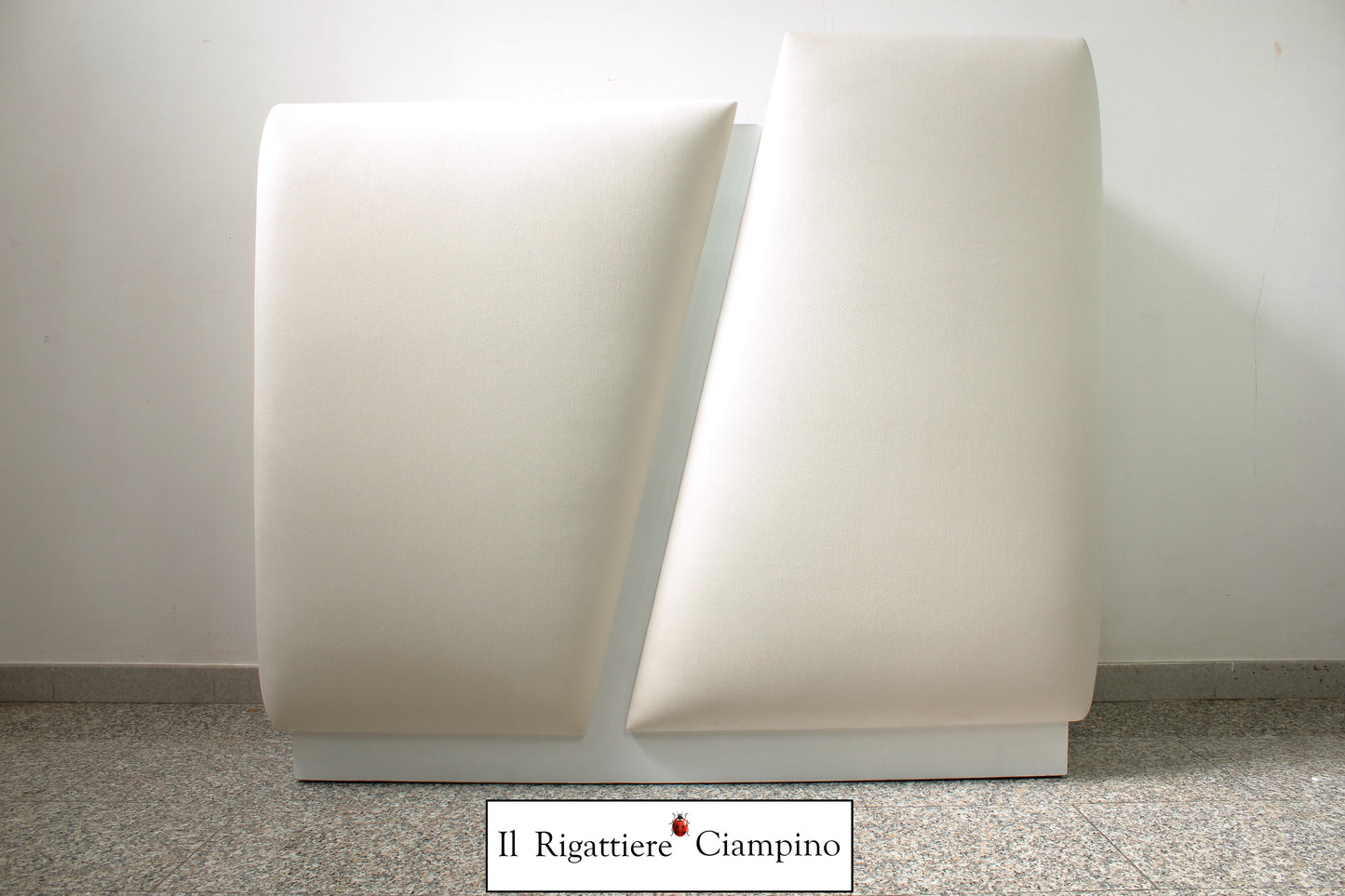 Bancone reception con pannelli in velluto bianco panna