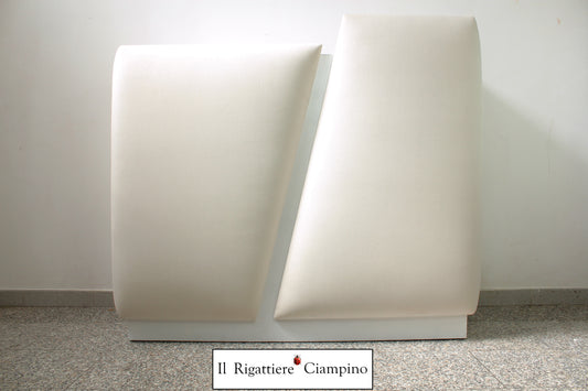 Bancone reception con pannelli in velluto bianco panna