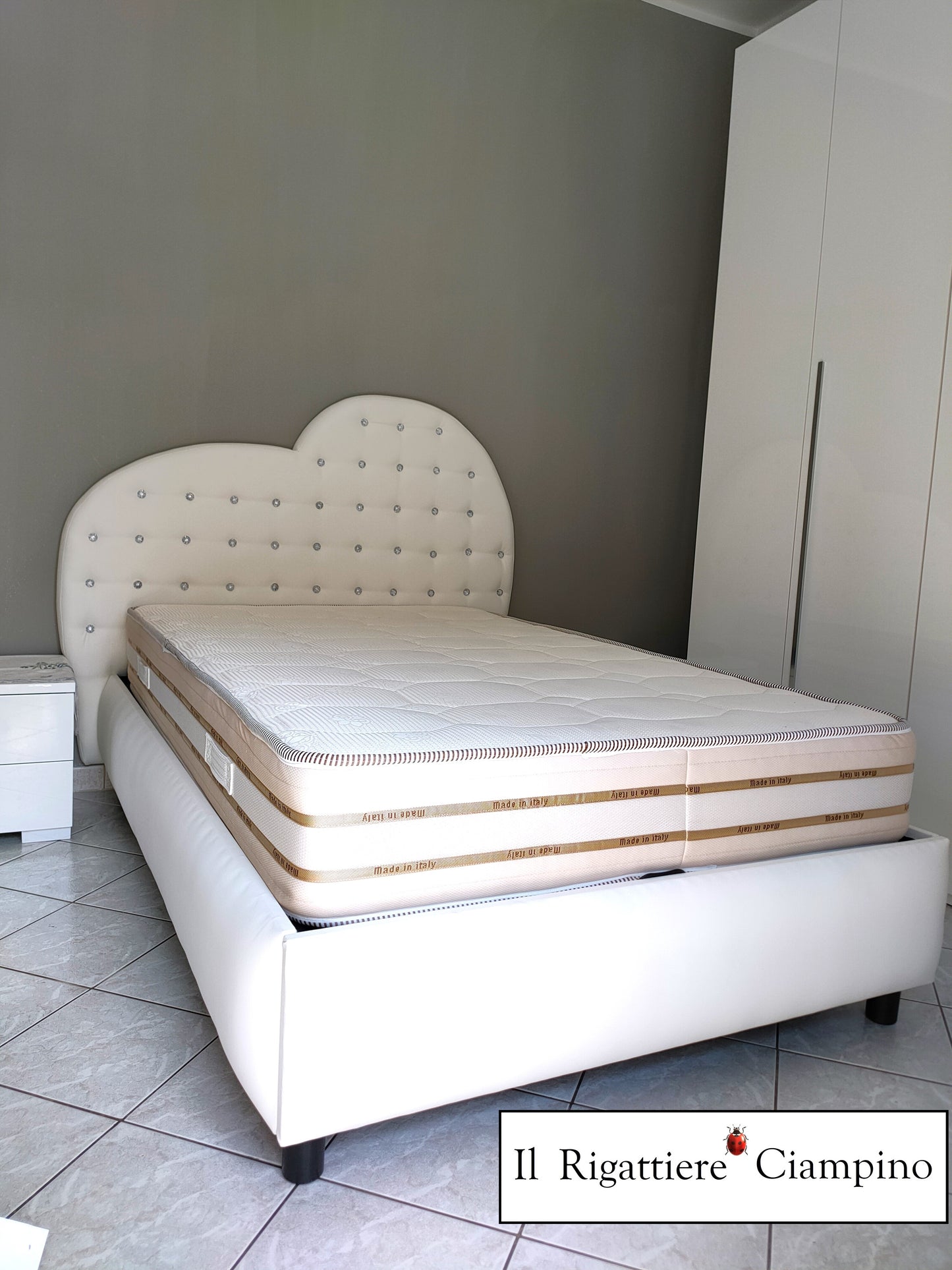 Letto matrimoniale Cuore imbottito in ecopelle bianca