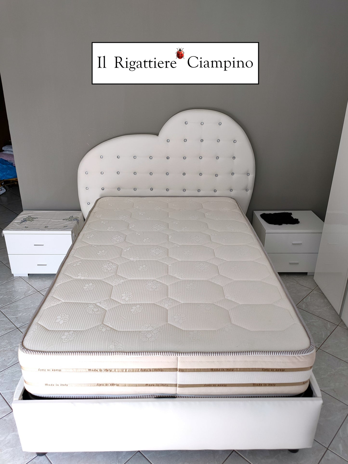 Letto matrimoniale Cuore imbottito in ecopelle bianca