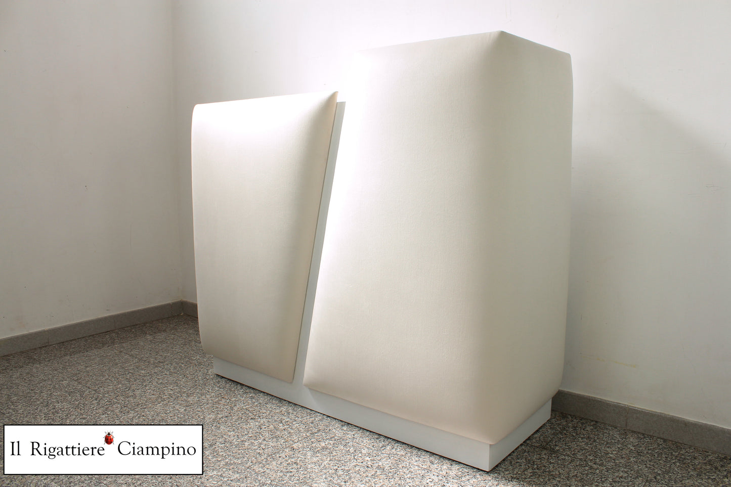 Bancone reception con pannelli in velluto bianco panna