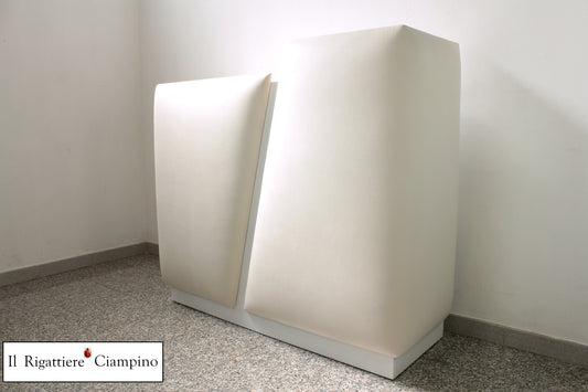 Bancone reception con pannelli in velluto bianco panna